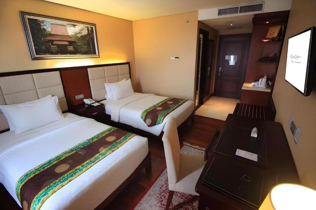 Grand Qin Hotel Banjarbaru Exterior photo